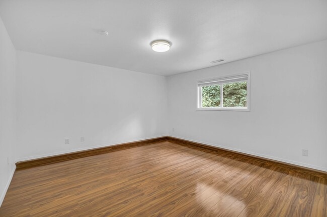 Building Photo - Three bedroom plus bonus room, and 2.5 bat...