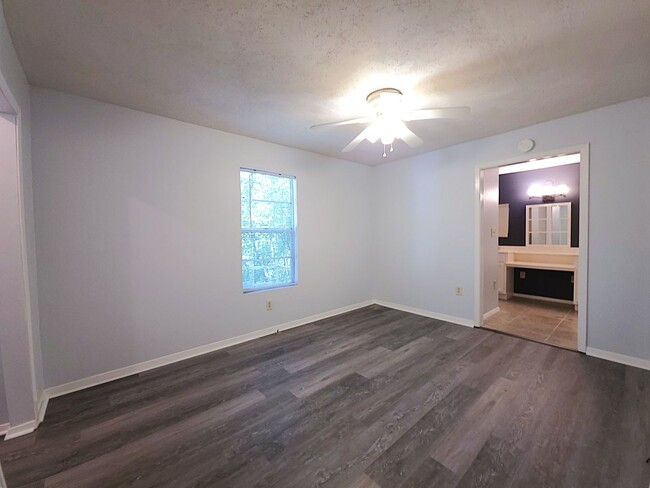 Building Photo - Welcome to this charming 3 bedroom, 2 bath...