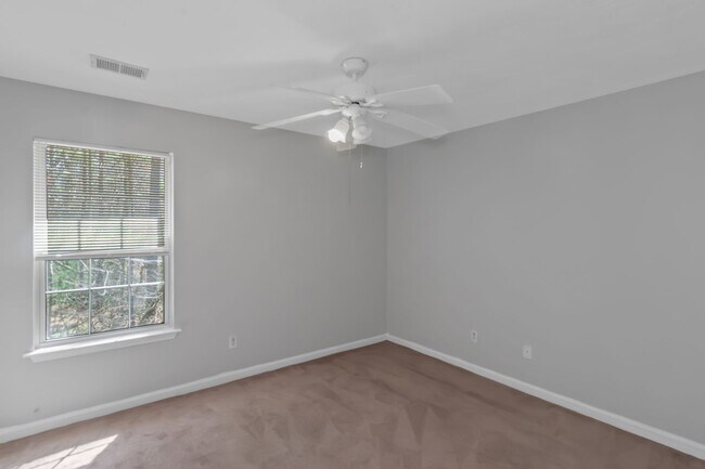 Building Photo - Spacious and inviting