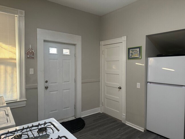 Building Photo - Walking distance to U of L and Bellarmine Campus