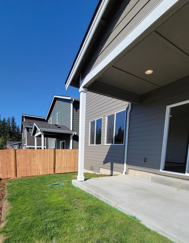 Building Photo - Newer 5 Bedroom Home off Loxie Eagans! Min...