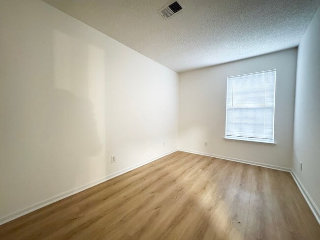 Building Photo - Bright And Cozy 3 Bed 2 Bath Condo In Vibrant Heights On Penderbrook