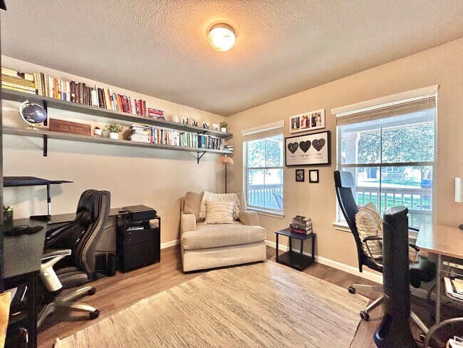 Building Photo - 3BR/2BA Home with Front Porch, Covered Dec...