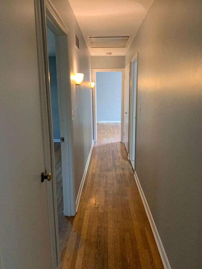 Hallway view in other direction - 5 Cliffholme Rd