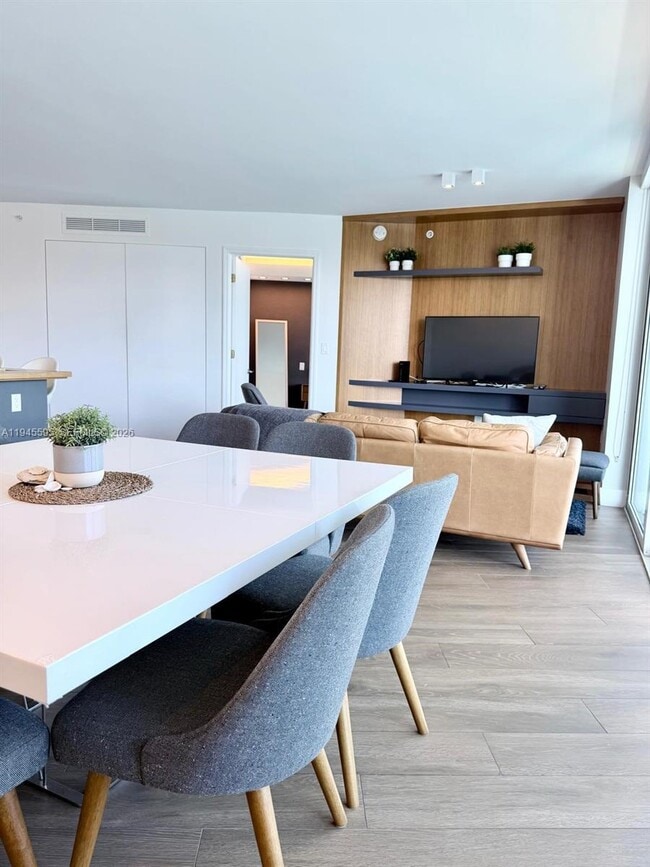 Building Photo - 9821 E Bay Harbor Dr