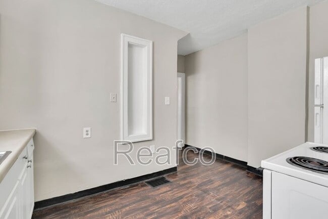 Building Photo - 498 N Champion Ave