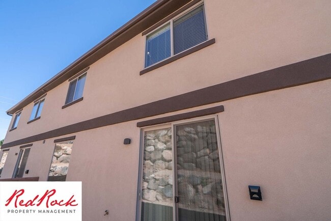 Building Photo - Modern 4-Bed Townhome in Hurricane Heights