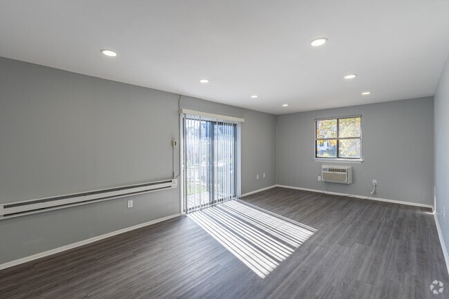 1 BR, 1 BA - 750SF - Living Room - Washington Woods