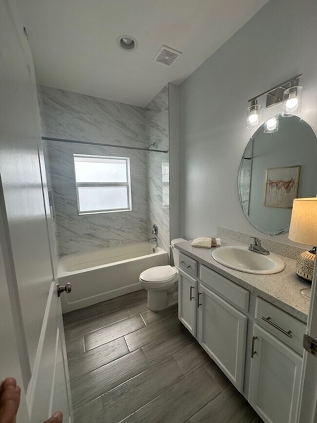 Building Photo - 3 Bedroom 2 Bath 1 Car Garage