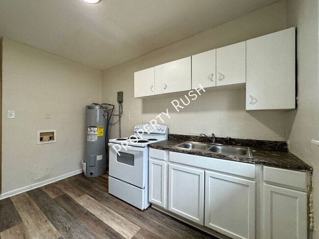 Building Photo - 3605 Dorris St