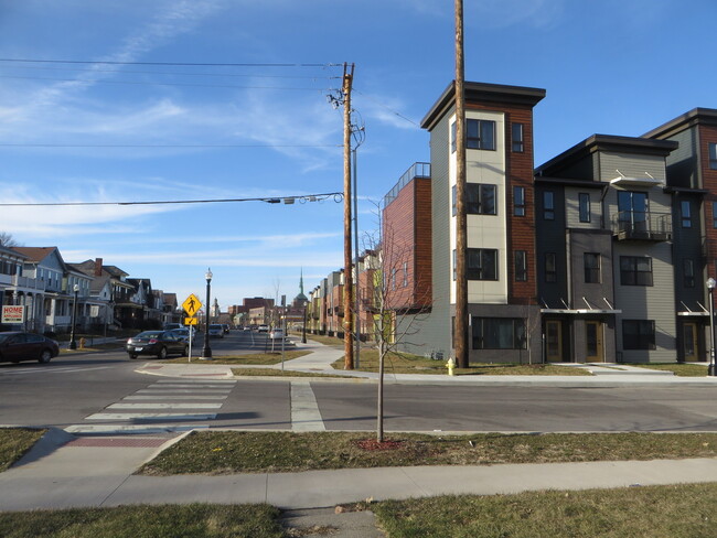 Building Photo - 5 Bedroom Home in the very core of Downtown (West Central, Downtown)