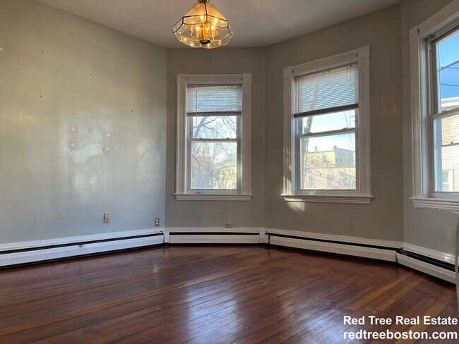 Building Photo - 166 Elm St