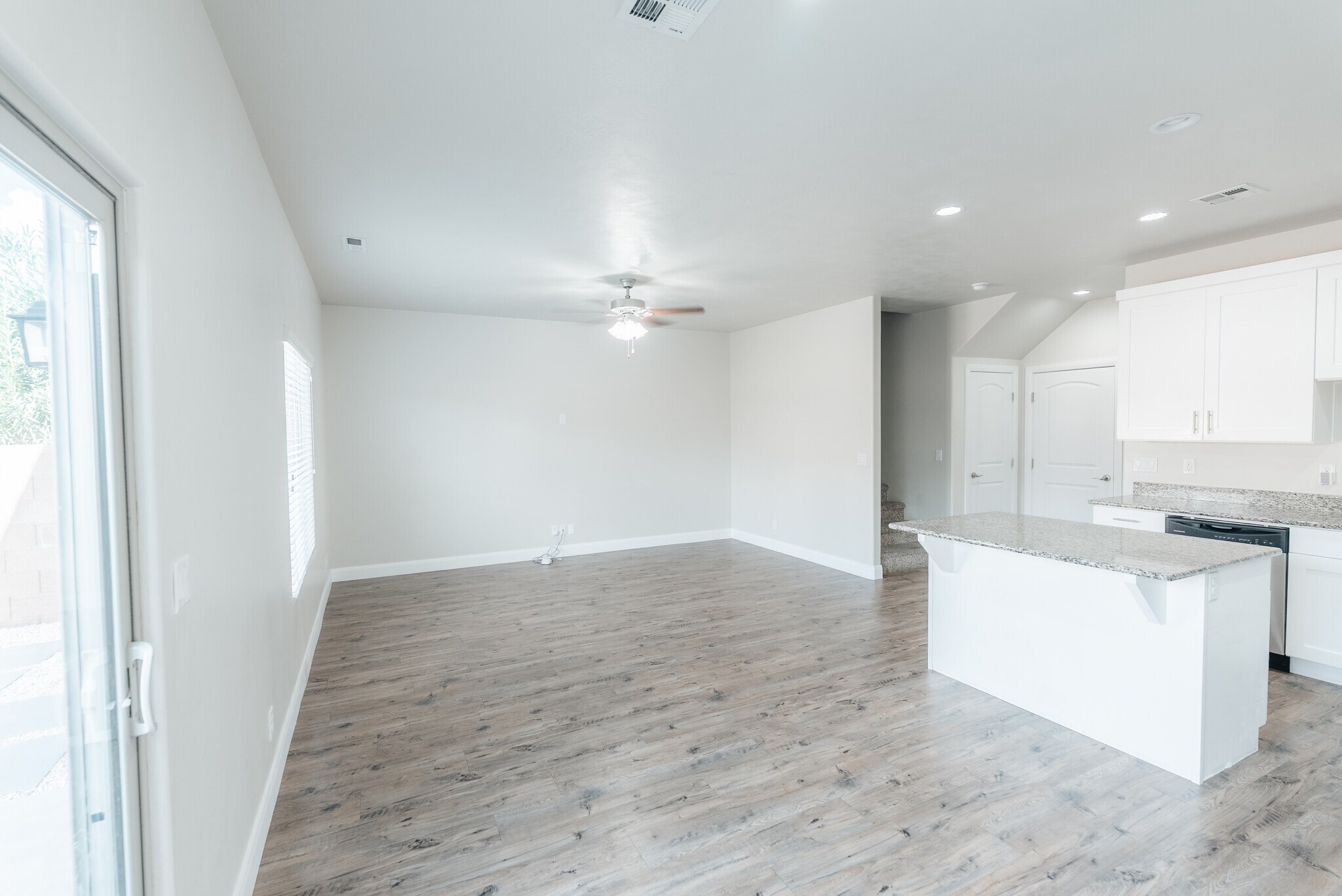 Building Photo - 2545 Bella Vista Dr