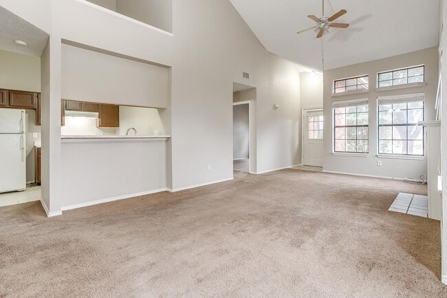 Building Photo - One Side of Very Nice Duplex S Arlington- ...