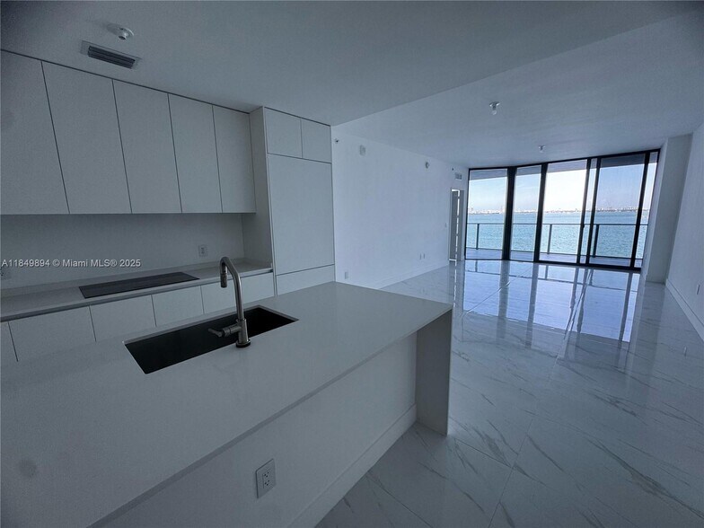 Building Photo - 700 NE 24th St