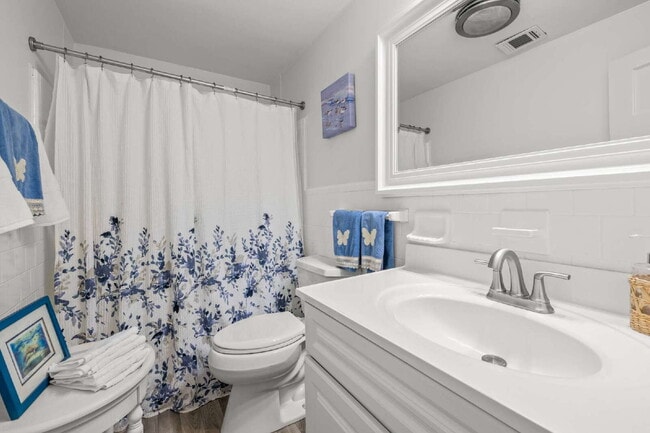 Building Photo - "Charming 3-Bedroom, 2.5-Bath Home Now Ava...