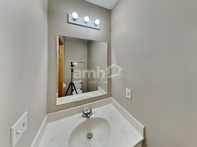 Building Photo - 2403 Hutcheson Ct