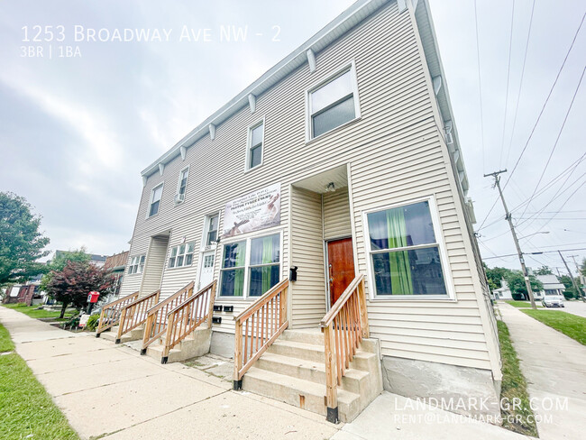 Primary Photo - Updated 3 Bed/1Bath – First Month Only $1,...