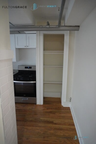 Building Photo - 1712 W Albion Ave