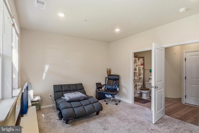 Building Photo - 870 Amity St
