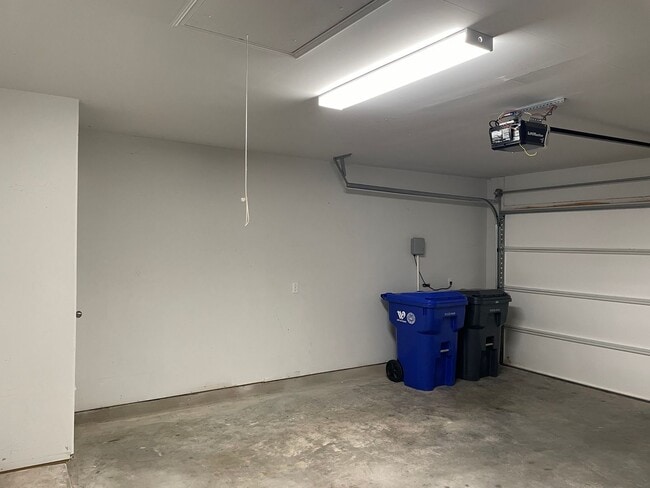 Building Photo - Available Now | Modern Single-Story 3 Bed, 2 Bath | Separate Office/Den | Big Yard | Pet Restrict...