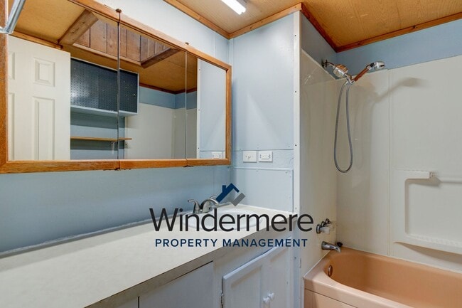 Building Photo - Private 2 bed 2 bath home