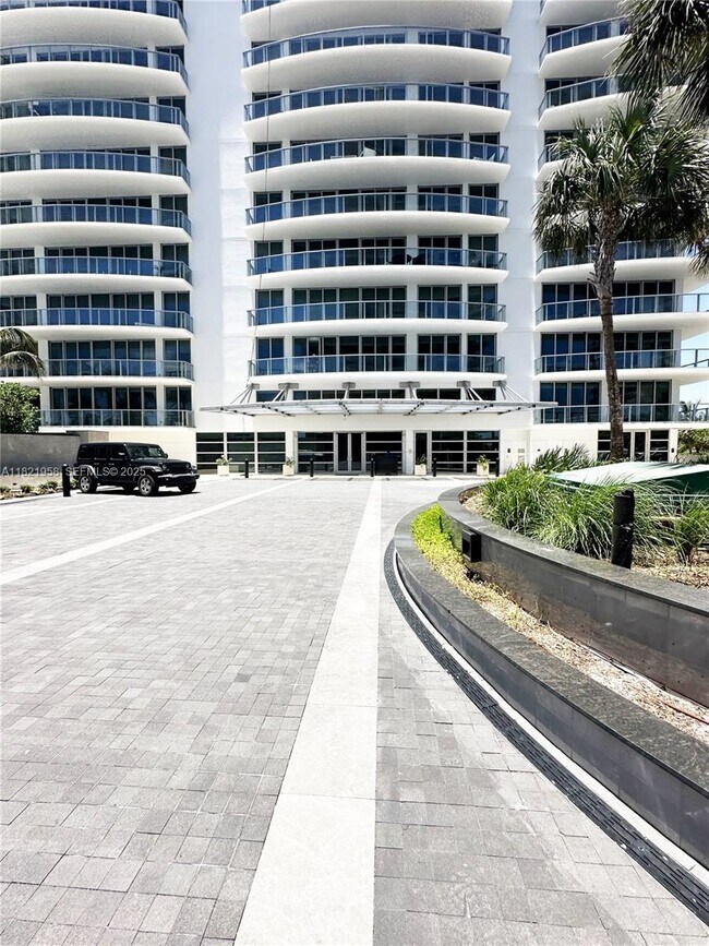 Building Photo - 3100 N Ocean Dr