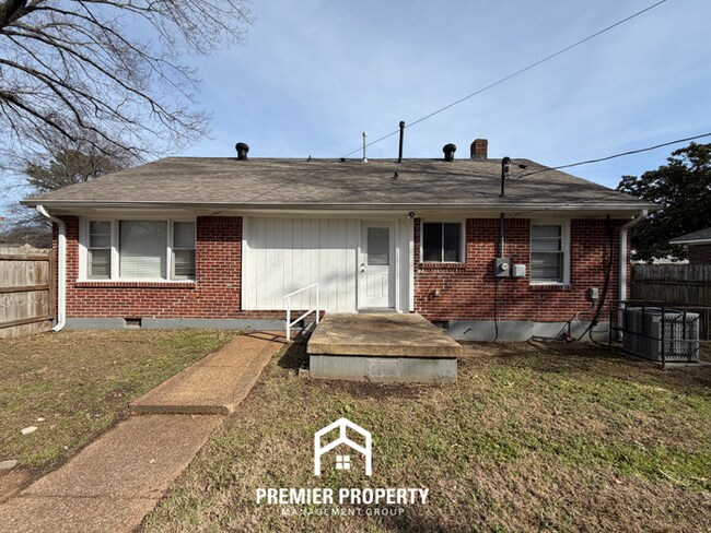 Building Photo - Charming 3BR Home in 38117- Hardwood Floors & Fenced Backyard