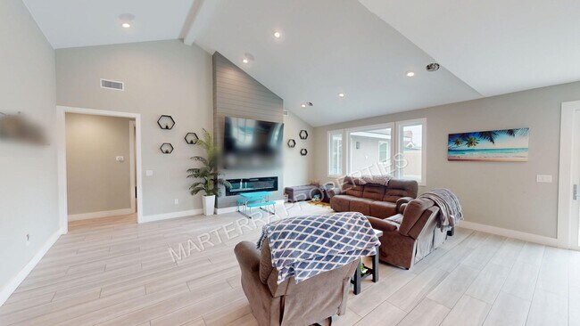 Building Photo - Amazing home with Pool!