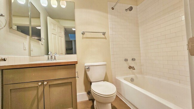 Building Photo - 1419 Boylston Ave