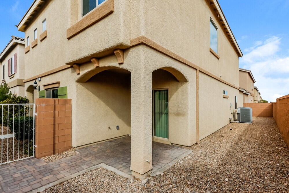Building Photo - 9623 Vega Carpio Ave