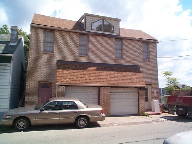 Right-side townhouse - 2405 Mission St