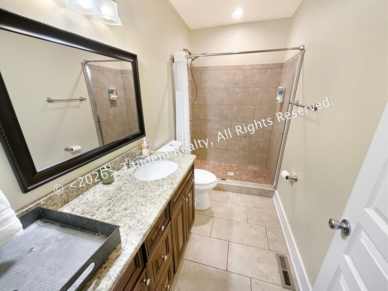 Building Photo - 2807 Vaulx Ln