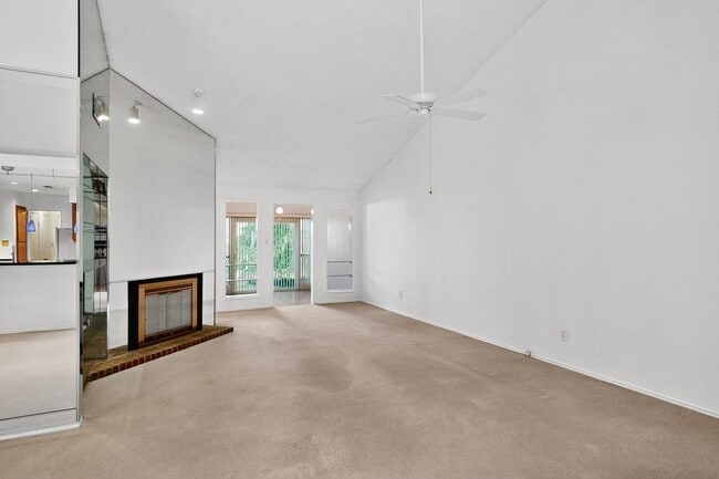Building Photo - Spacious Townhome with Lake Views on a Pri...