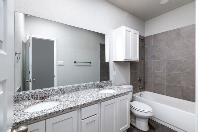 Building Photo - 926 Country Club Dr