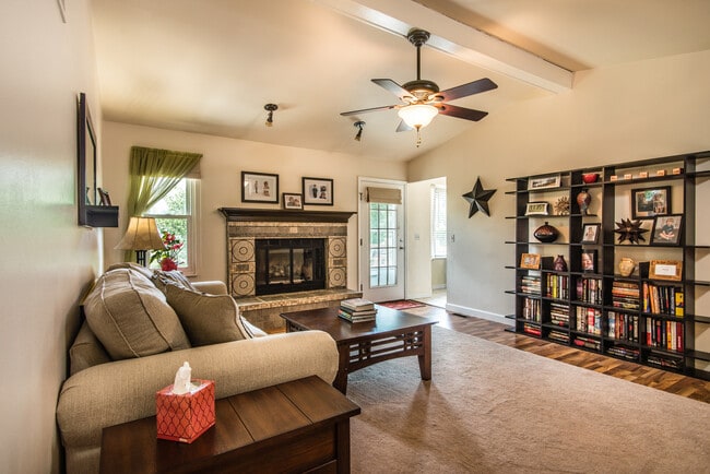 Building Photo - 1620 Dahlia Ct