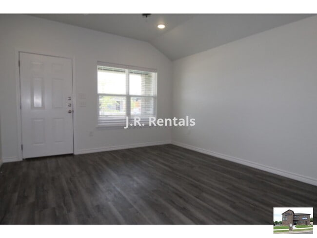 Building Photo - 118 Wind Ridge Dr