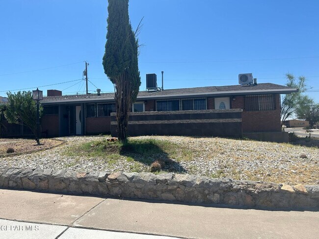 Building Photo - 212 Crestmont Dr