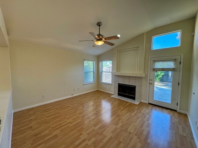 Building Photo - Spacious 3BD/2BA Home with 2-Car Garage in Desirable Antelope
