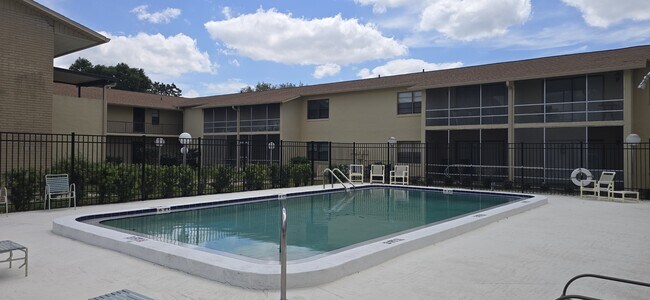 Building Photo - 130 E Johnson Ave