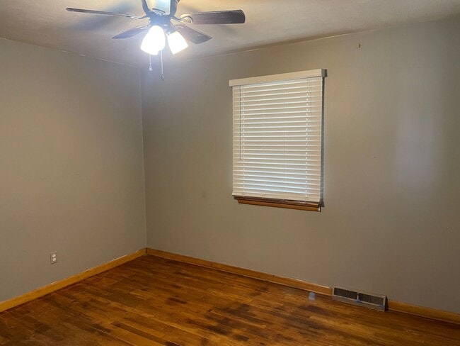 Building Photo - Large Single Family Residence for Rent!