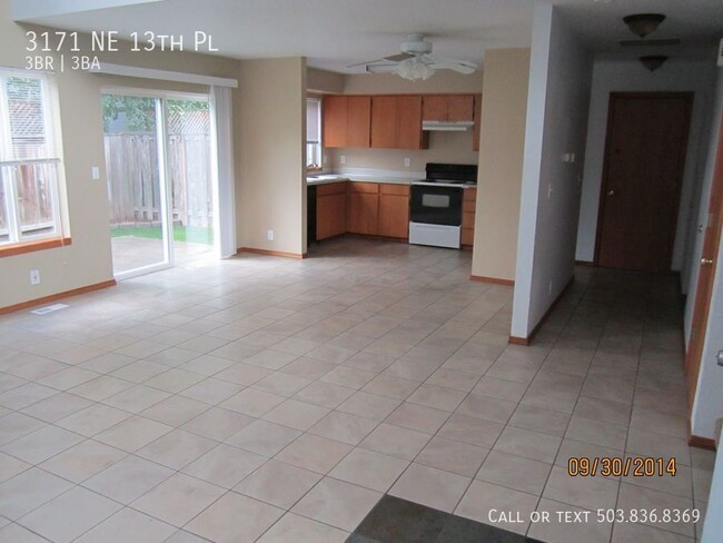 Building Photo - Three Bedroom Duplex Unit Only Blocks from...