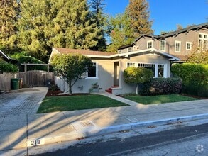 Building Photo - CHARMING TWO BED / ONE BATH HOME ONE BLOCK...