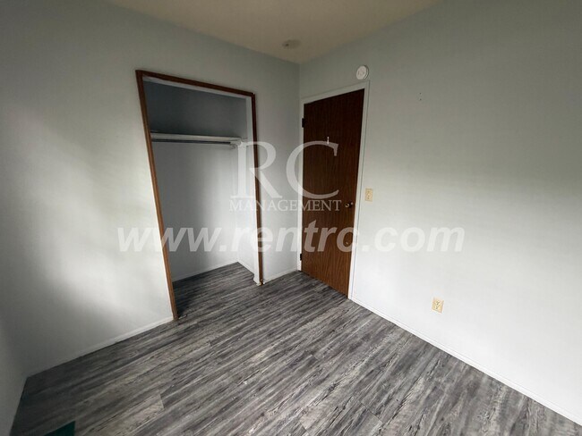 Building Photo - 910 Timberline-