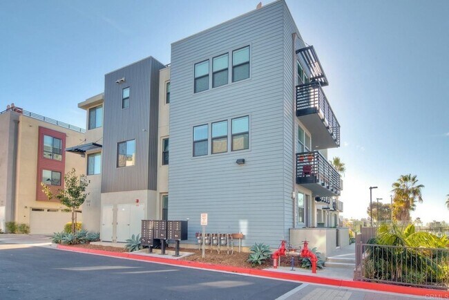 Building Photo - Downtown Oceanside Condo with pool and roo...