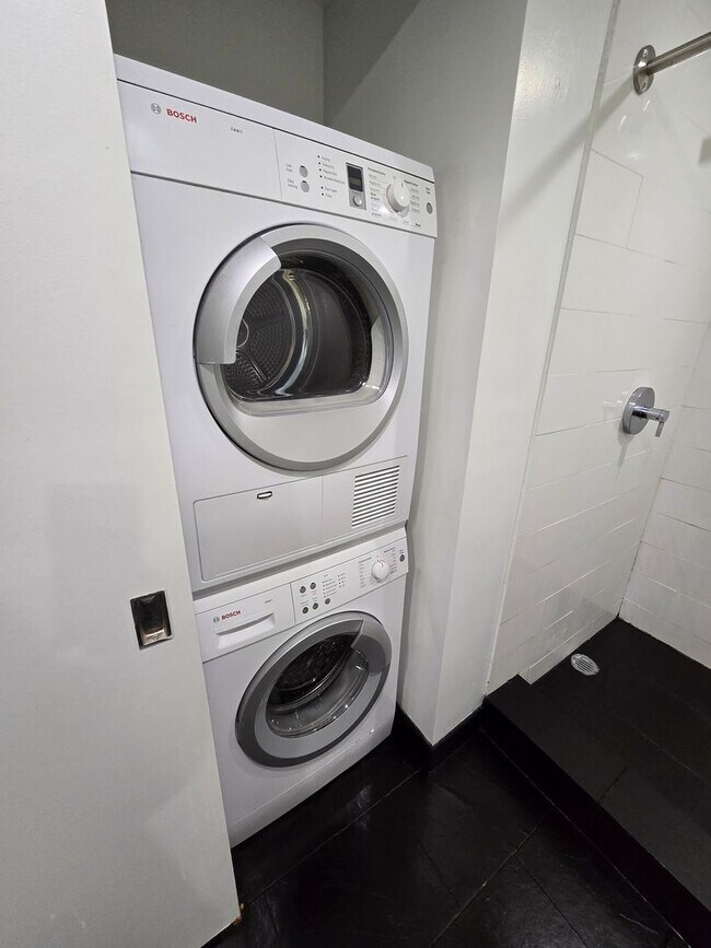 Building Photo - Modern 1 bed 1 bath available now