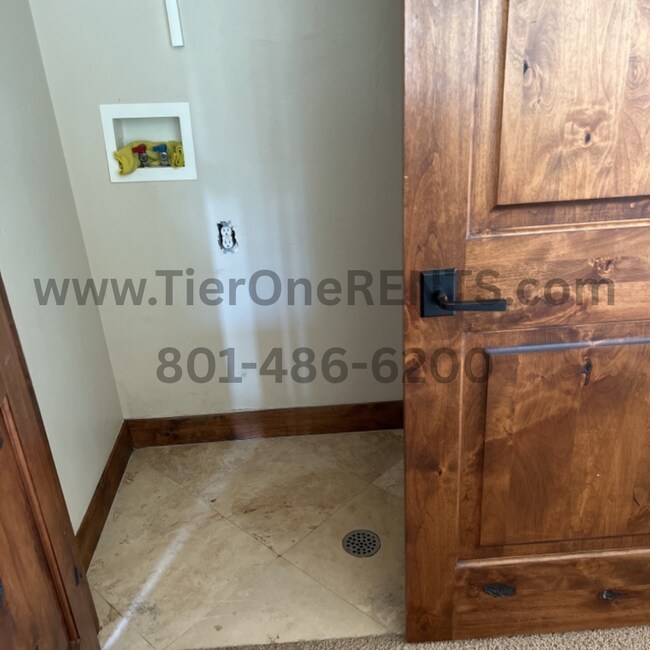 Building Photo - NO DEPOSIT Option Available for This Prope...