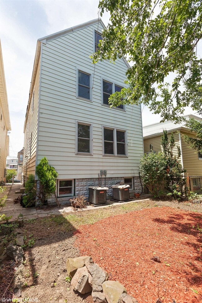 Building Photo - 86 Newman Ave