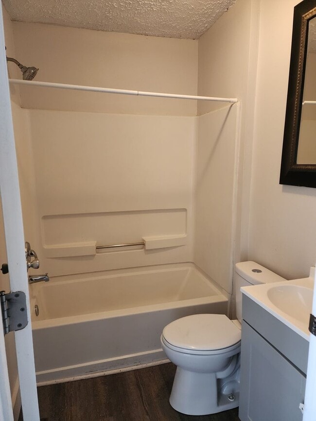 Building Photo - 1 Bedroom Duplex Apartment