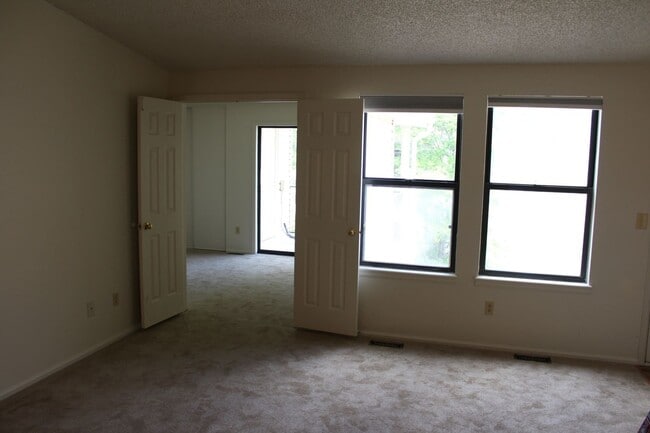 Building Photo - Wonderful 2 Bed Condo in Great Location
